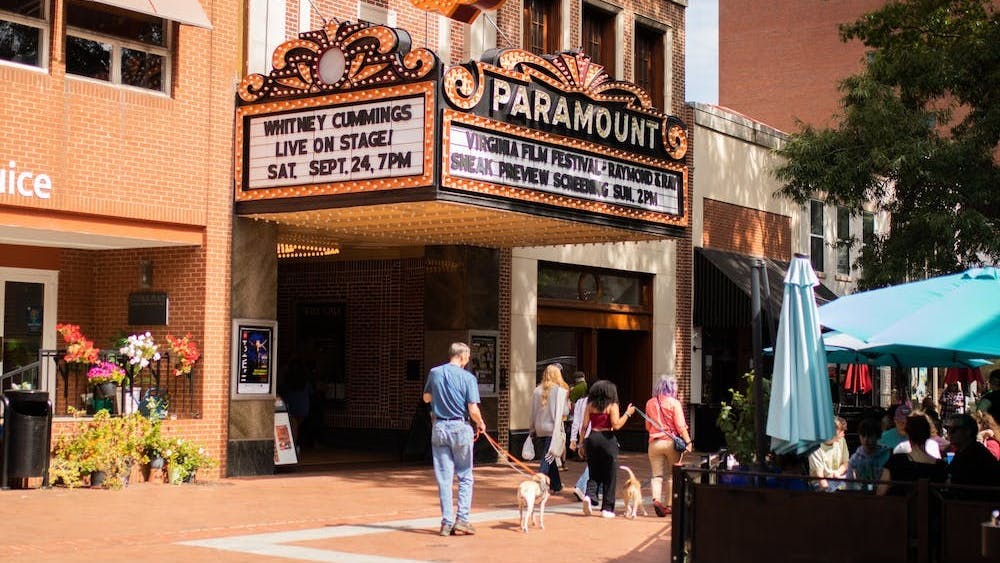 在历史悠久的Paramount剧院举行的《雷蒙德和雷》的点映仪式上，作为电影制片人和大学校友的Julie Lynn兴高采烈地迎接了坐满整个剧院的热切的电影爱好者
