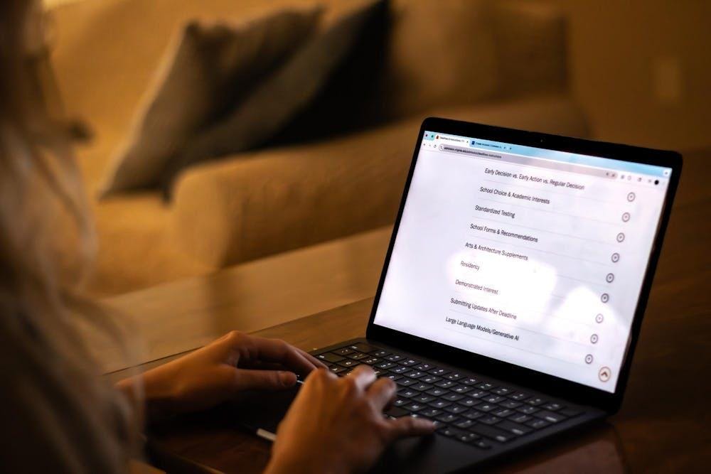 Un estudiante lee el sitio web de la Oficina de Admisión el 25 de septiembre de 2025, que explica el proceso de admisión de U.Va. 