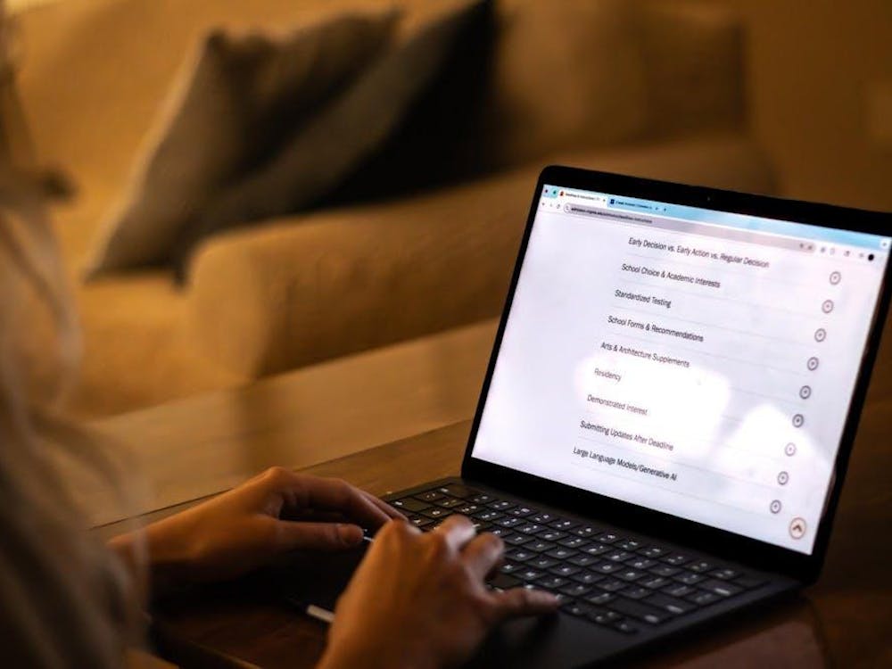 Un estudiante lee el sitio web de la Oficina de Admisión el 25 de septiembre de 2025, que explica el proceso de admisión de U.Va.