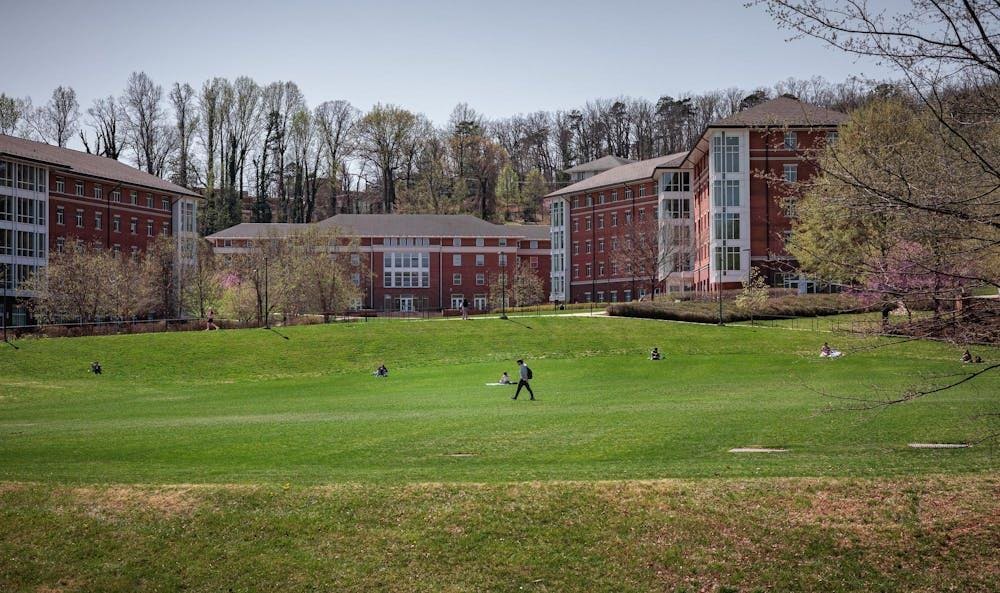 Los contratos de arrendamiento de los apartamentos en campus duran nueve meses, la duración del año académico, mientras que la mayoría los contratos afuera del campus generalmente se firman por 12 meses  
