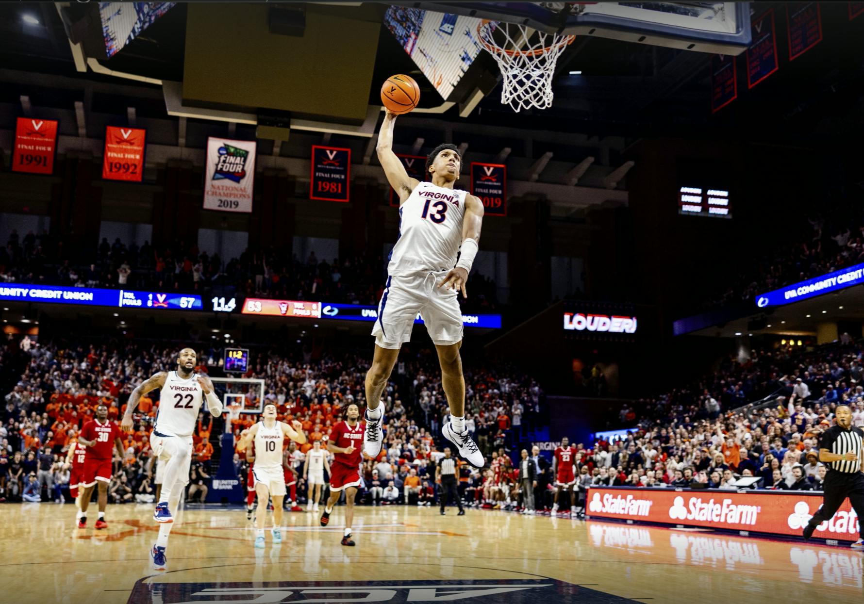 The Cavaliers extended their home win streak, which is the longest in the nation, in a dramatic fashion that captivated the packed crowd of faithful Cavalier fans.&nbsp;