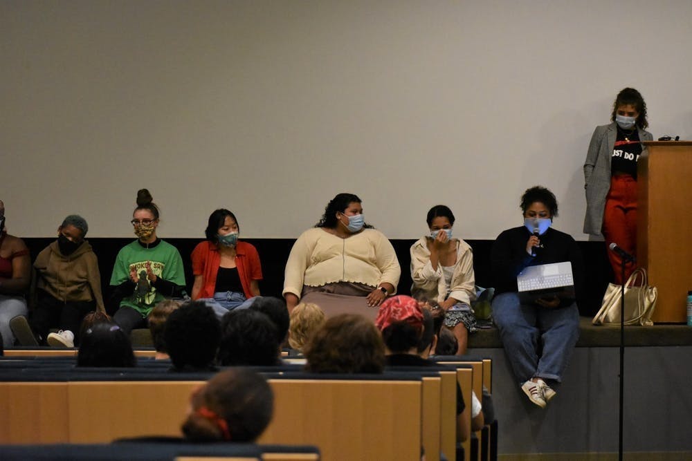 El evento dirigido por estudiantes incluyó esfuerzos de colaboración de Latinxs Políticos Unidos por el movimiento y la acción en la sociedad, Jóvenes Socialistas Demócratas de América en U.Va., undocUVA, Asiáticos Revolucionan Juntos y el Consejo Estudiantil.