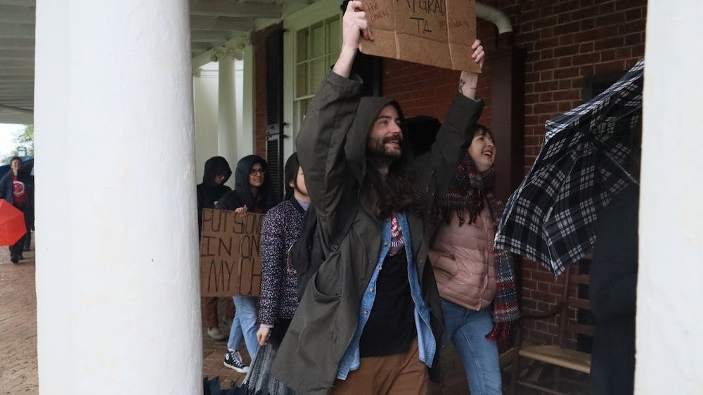 在Madison Hall聚集并发表演讲后，多名抗议者走进里面与Baucom交谈。