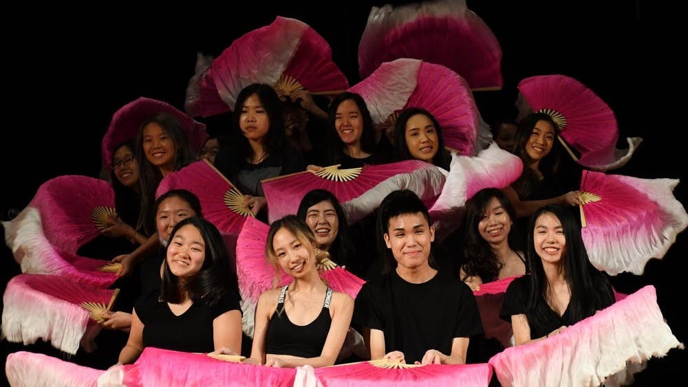 在星期六，大约三百位观众参加了中国学生会在Burley Middle School举办的第二十五届年度中华文化展演。展演从当天下午三点持续到六点三十。
