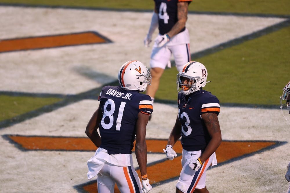 El receptor de primer año, Lavel Davis Jr., tuvo un fuerte debut para Virginia, registrando más de 100 yardas en recepción y dos touchdowns.