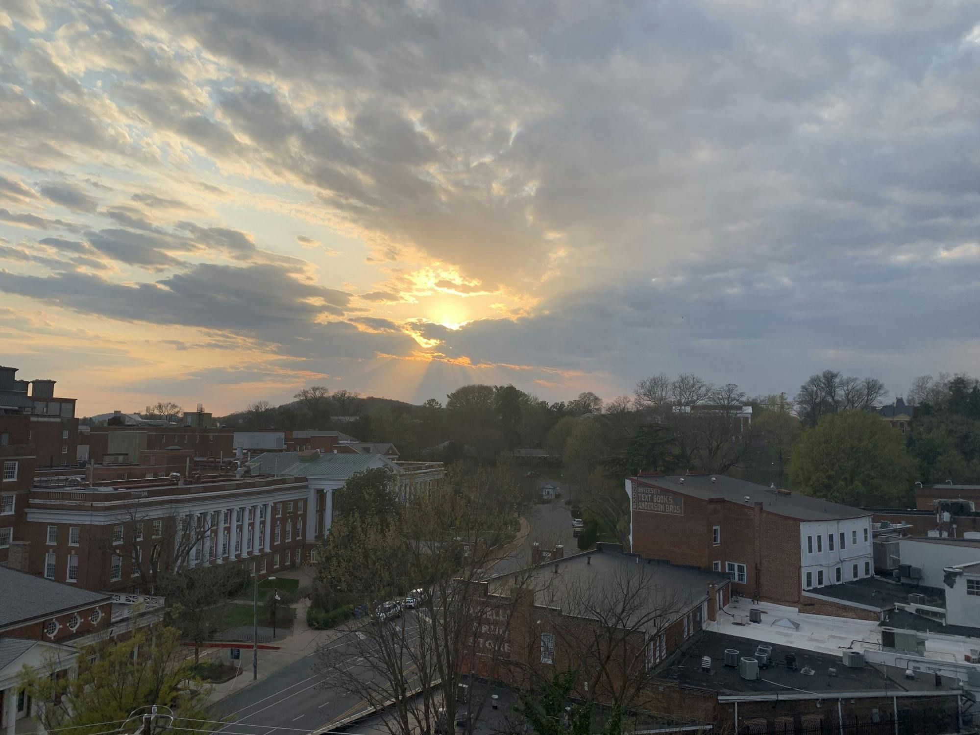 Cotton candy skies and tangy orange hues can light up the horizon at the University, and now you know where to find these flavorful sunsets
