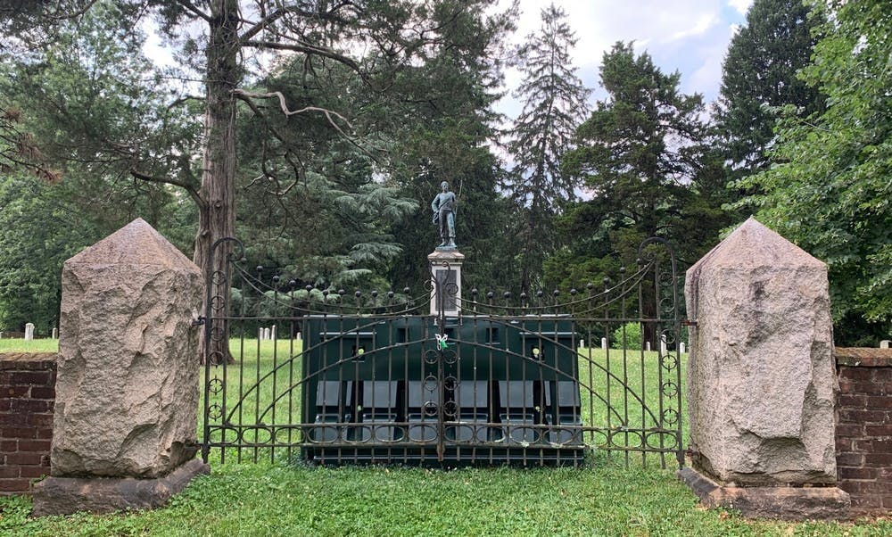 La medida de restringir el acceso al Cementerio Confederado de la Universidad se produce en medio de semanas de protestas en todo el país que piden la eliminación, a veces por fuerza, de numerosas estatuas confederadas y otros monumentos considerados racistas. 