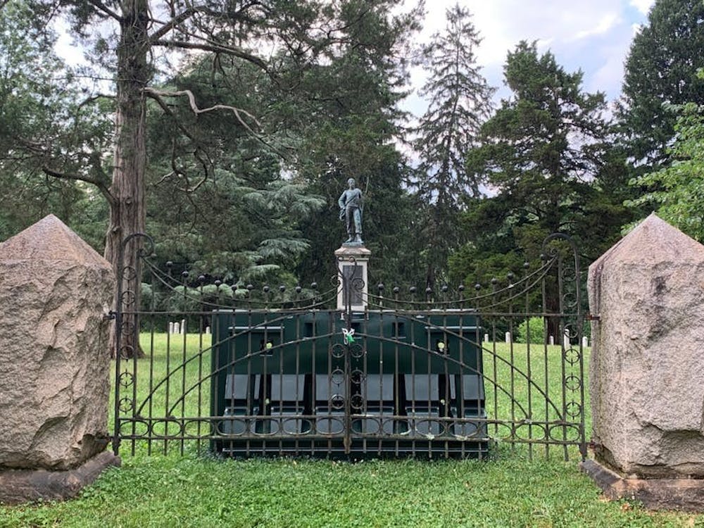 La medida de restringir el acceso al Cementerio Confederado de la Universidad se produce en medio de semanas de protestas en todo el país que piden la eliminación, a veces por fuerza, de numerosas estatuas confederadas y otros monumentos considerados racistas. 