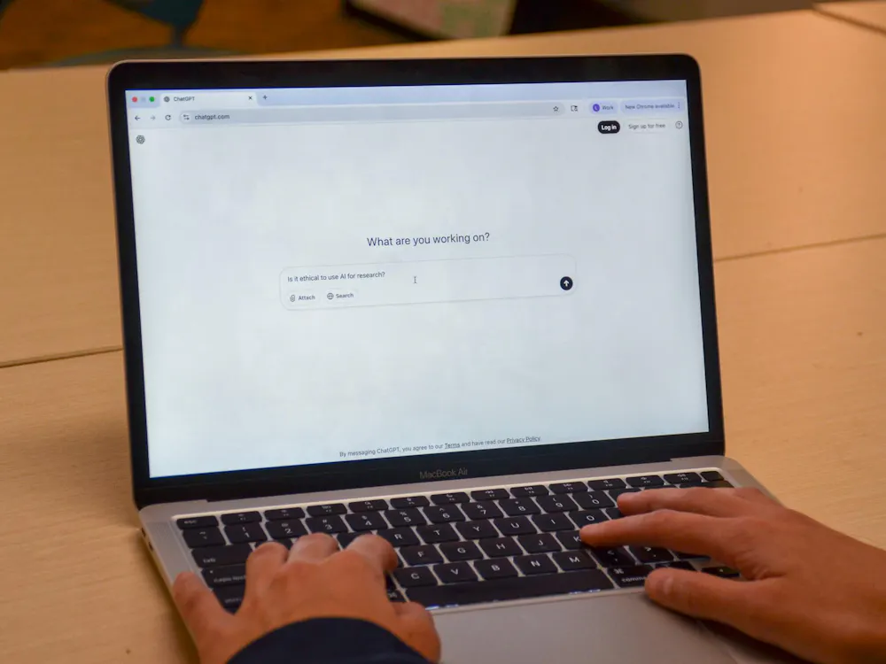 By introducing pre-recorded lessons led by a machine, dialogue, spontaneity and mutual trust are eliminated — removing the very elements that make learning feel safe.