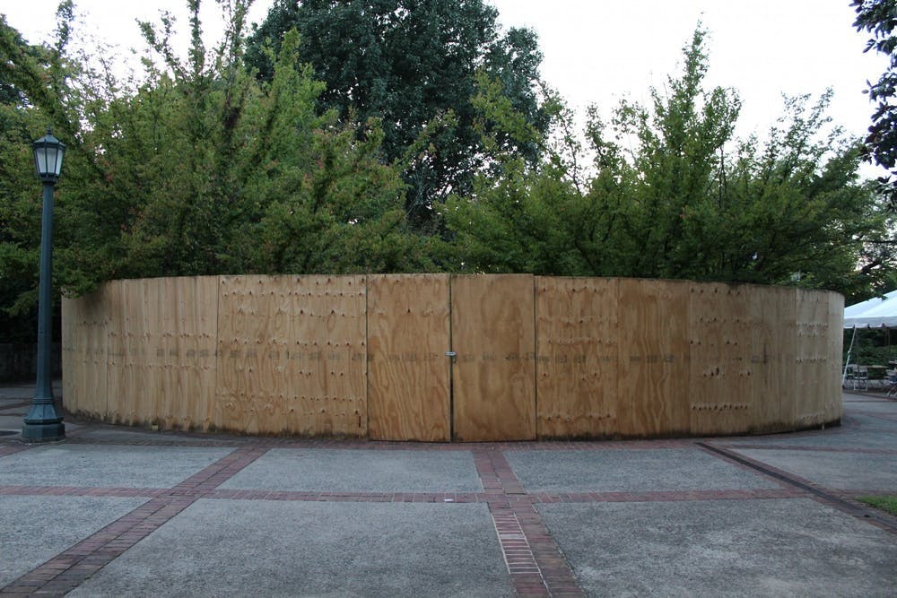 El portavoz de la Universidad Wes Hester dijo que la cerca será pintada de verde oscuro, y que la cerca está destinada a rodear el monumento solo temporalmente mientras la Universidad revisa las opciones para un reemplazo.