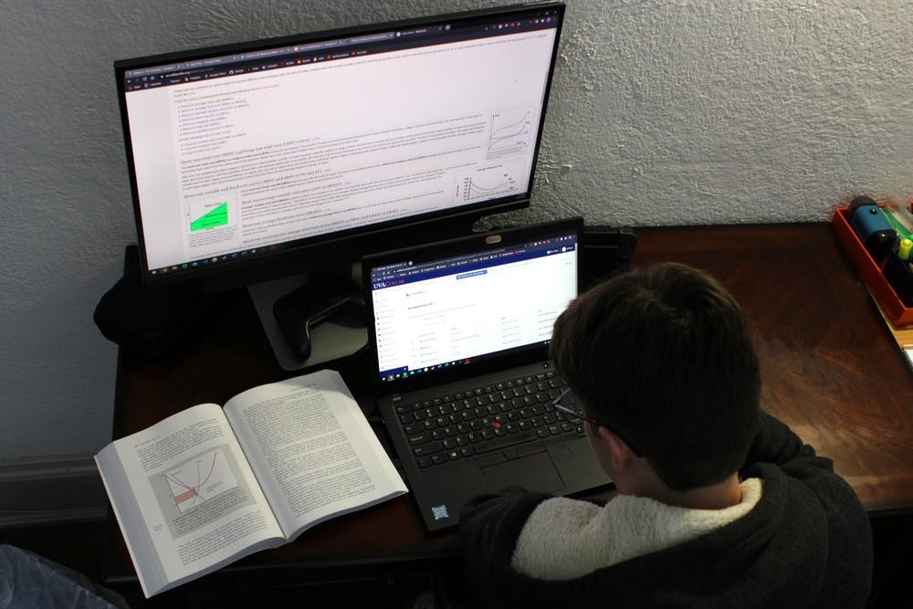 我们应该将科技产品视为帮助我们学习的工具，而不是一种阻碍。