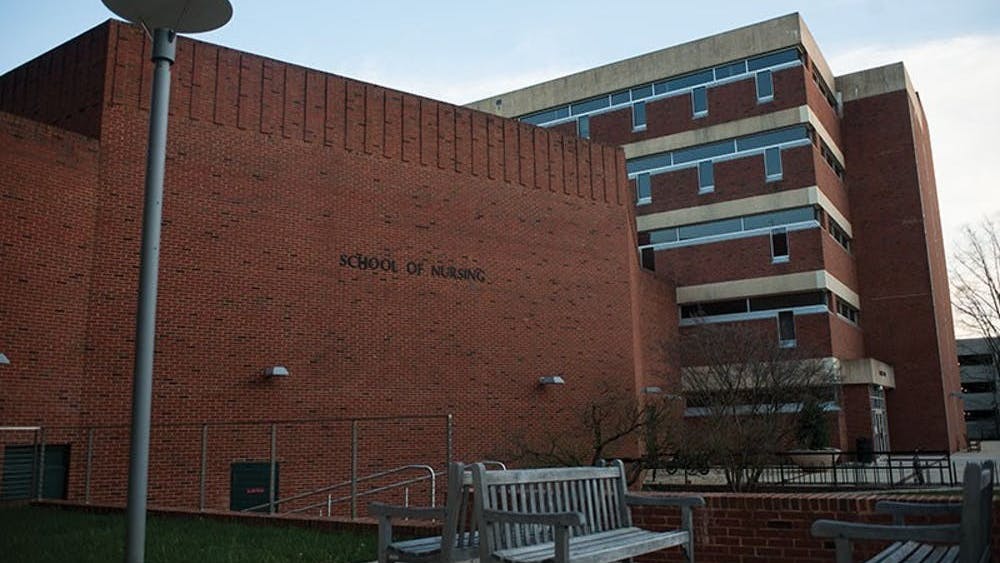 La escuela de enfermería ha decidido cancelar todas las prácticas clínicas de pregrado por el resto del semestre, pero los que se gradúan este año ya tienen suficientes horas para graduarse a tiempo.