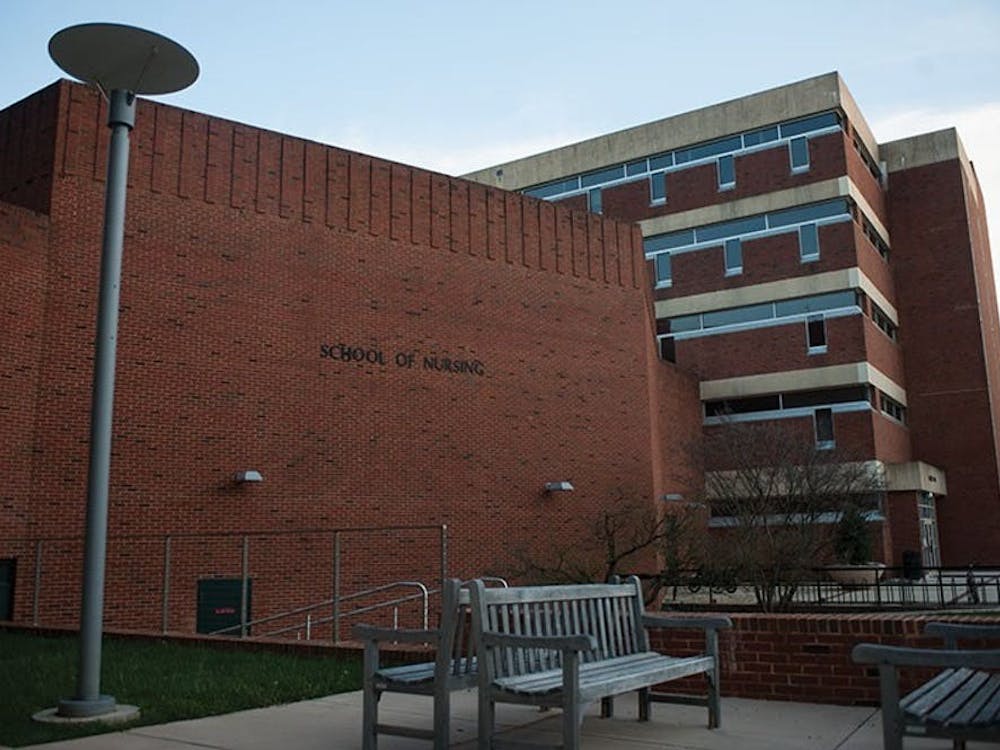 La escuela de enfermería ha decidido cancelar todas las prácticas clínicas de pregrado por el resto del semestre, pero los que se gradúan este año ya tienen suficientes horas para graduarse a tiempo.