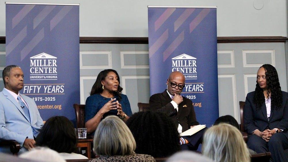 Panelistas hablando en el evento El Centro Miller, fotografiado enero 21