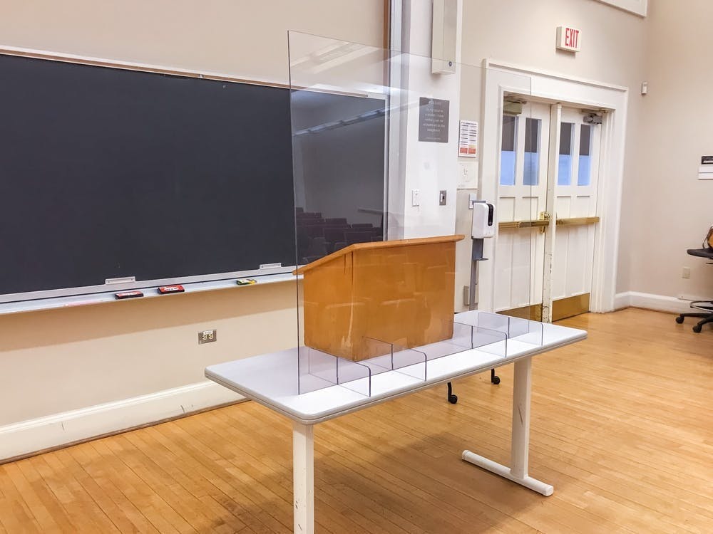  Un estudio de la CDC publicado en mayo estudió las estrategias para prevenir la propagación en escuelas y encontró que las obstrucciones entre los estudiantes era el método menos efectivo de las pruebas.