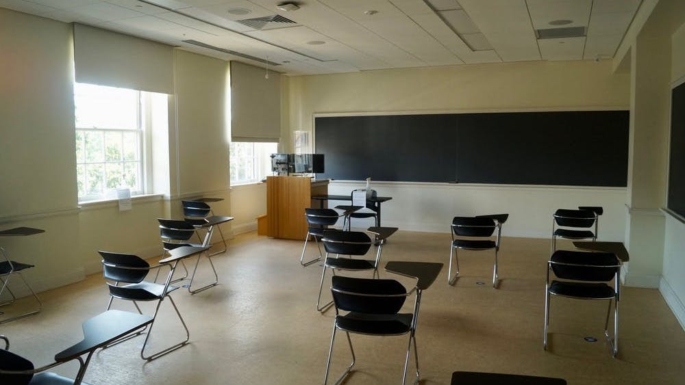 Durante un semestre normal, los estudiantes tienden a capitalizar la proximidad física de los profesores en sus aulas, llegando a dar clase unos minutos antes o demorándose después para conversar.