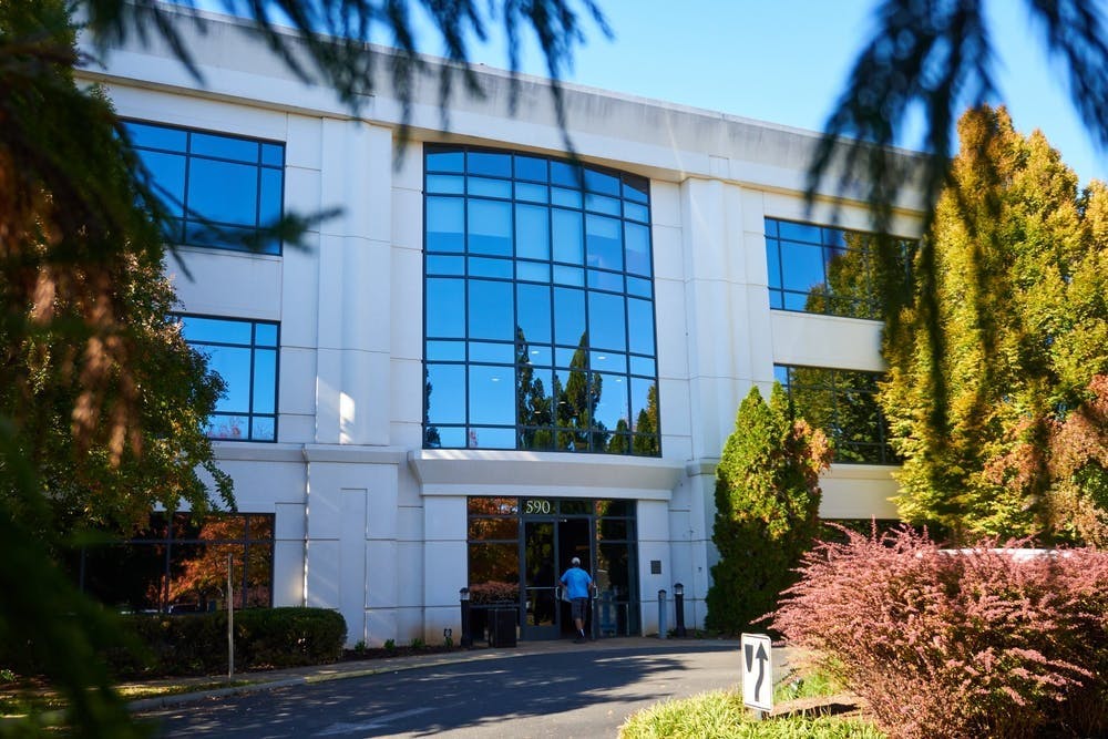 Los refuerzos de Pfizer y las terceras dosis están disponibles con cita previa en el Centro de Recursos Educativos de la Universidad, ubicado en 1220 Lee St., y en tres farmacias para pacientes ambulatorios de la Universidad: Pantops Pharmacy, Medical Park Zion Crossroads y Augusta Pharmacy.