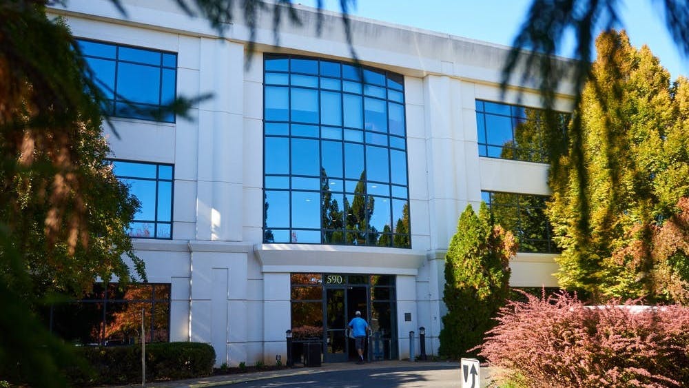 Los refuerzos de Pfizer y las terceras dosis están disponibles con cita previa en el Centro de Recursos Educativos de la Universidad, ubicado en 1220 Lee St., y en tres farmacias para pacientes ambulatorios de la Universidad: Pantops Pharmacy, Medical Park Zion Crossroads y Augusta Pharmacy.