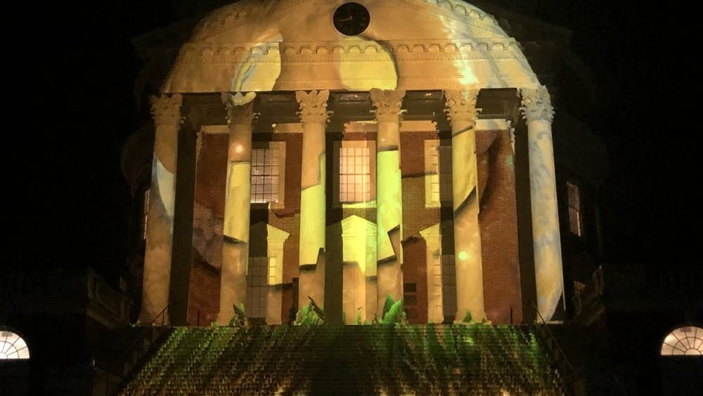 Las columnas translúcidas mostraban un intrigante cambio de la Rotonda moderna a un edificio de piedra prehistórico abandonado cubierto de maleza con una calabaza y un caldero de brujas púrpura girando a través de la proyección.