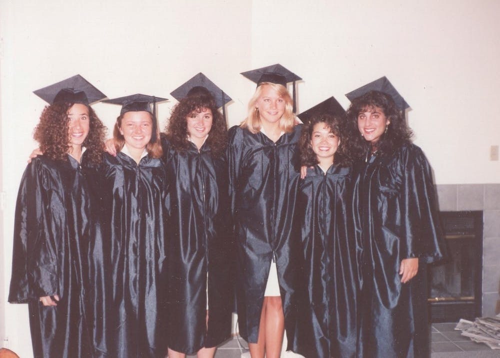 Meredith Kopit Levien (izquierda) con sus mejores amigas en sus vestidos de graduación. (Fotografía cortesía Meredith Kopit Levien)
