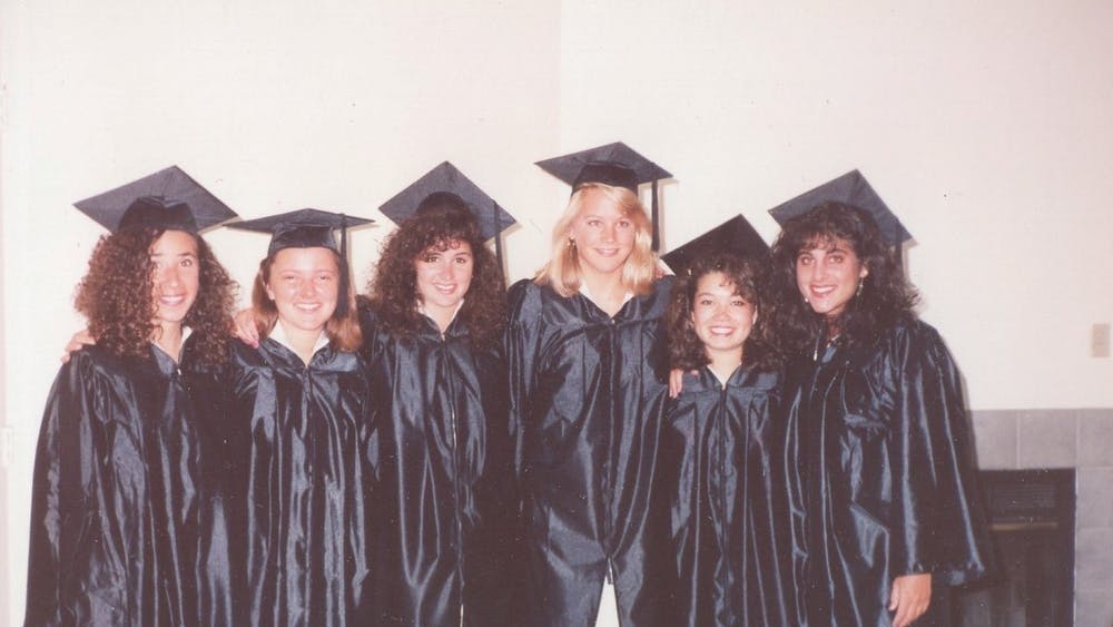 Meredith Kopit Levien (izquierda) con sus mejores amigas en sus vestidos de graduación. (Fotografía cortesía Meredith Kopit Levien)
