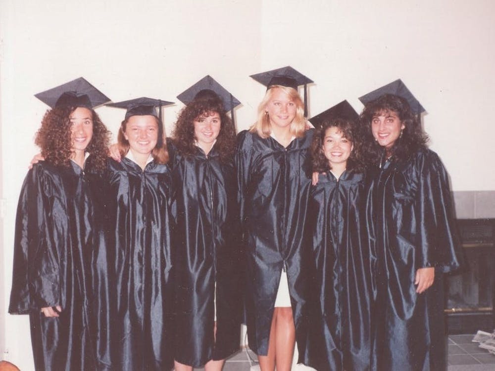 Meredith Kopit Levien (izquierda) con sus mejores amigas en sus vestidos de graduación. (Fotografía cortesía Meredith Kopit Levien)