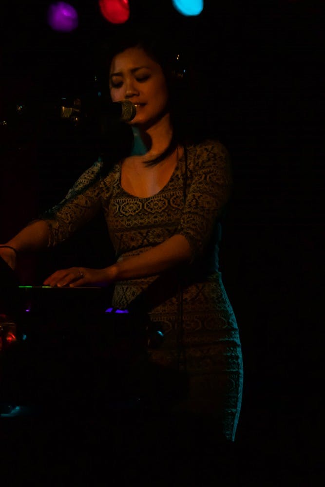 Kawehi starts up the beat for her next song.