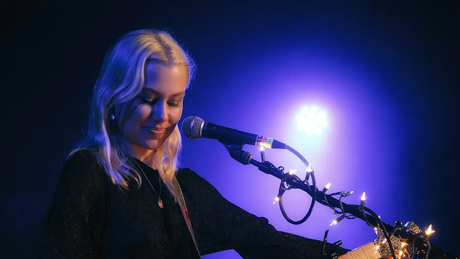 Picture-of-Phoebe-Bridgers-in-Seattle-in-2018