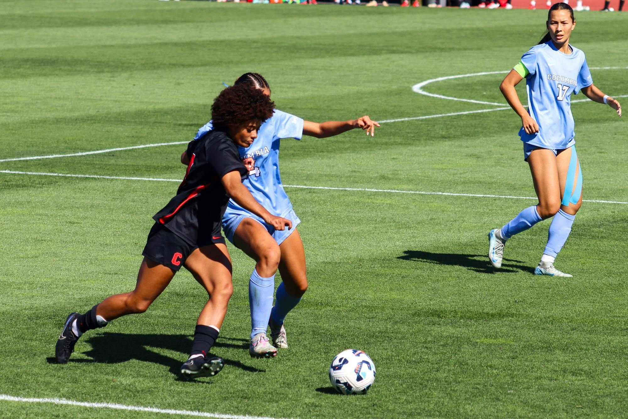 Forward Alanna '27 at the women's soccer game against Columbia at Berman Field on Sept. 20, 2025. (Dante de la Peña/ Sun Staff Photographer)