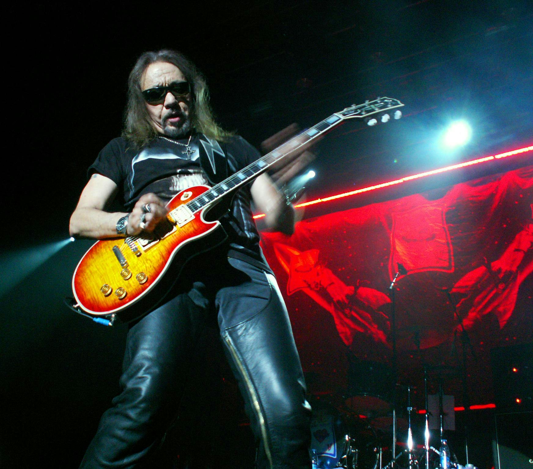 Ace_Frehley_en_concert_à_Tilburg_en_juin_2008.jpg