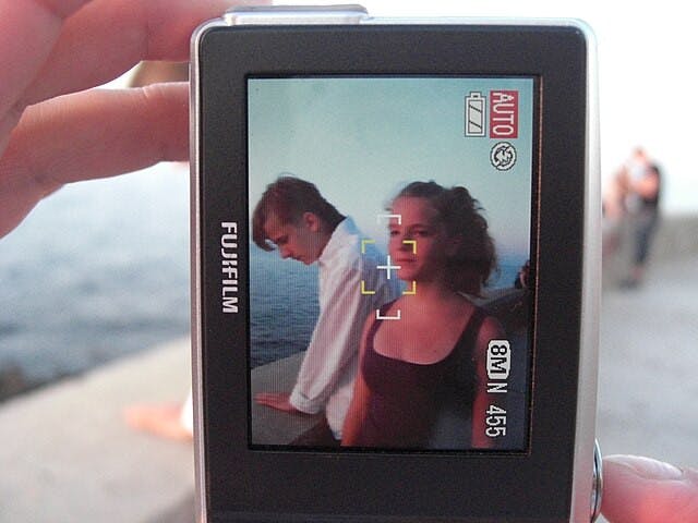 Fujifilm_digital_camera_with_autofocus