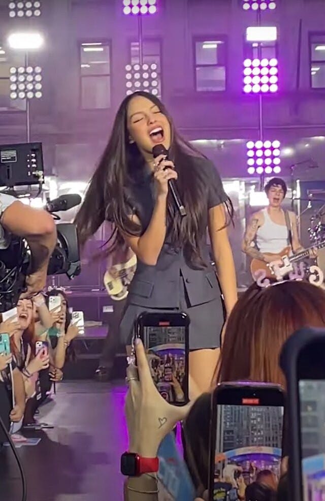 Olivia_Rodrigo_performs_Get_Him_Back_live_02