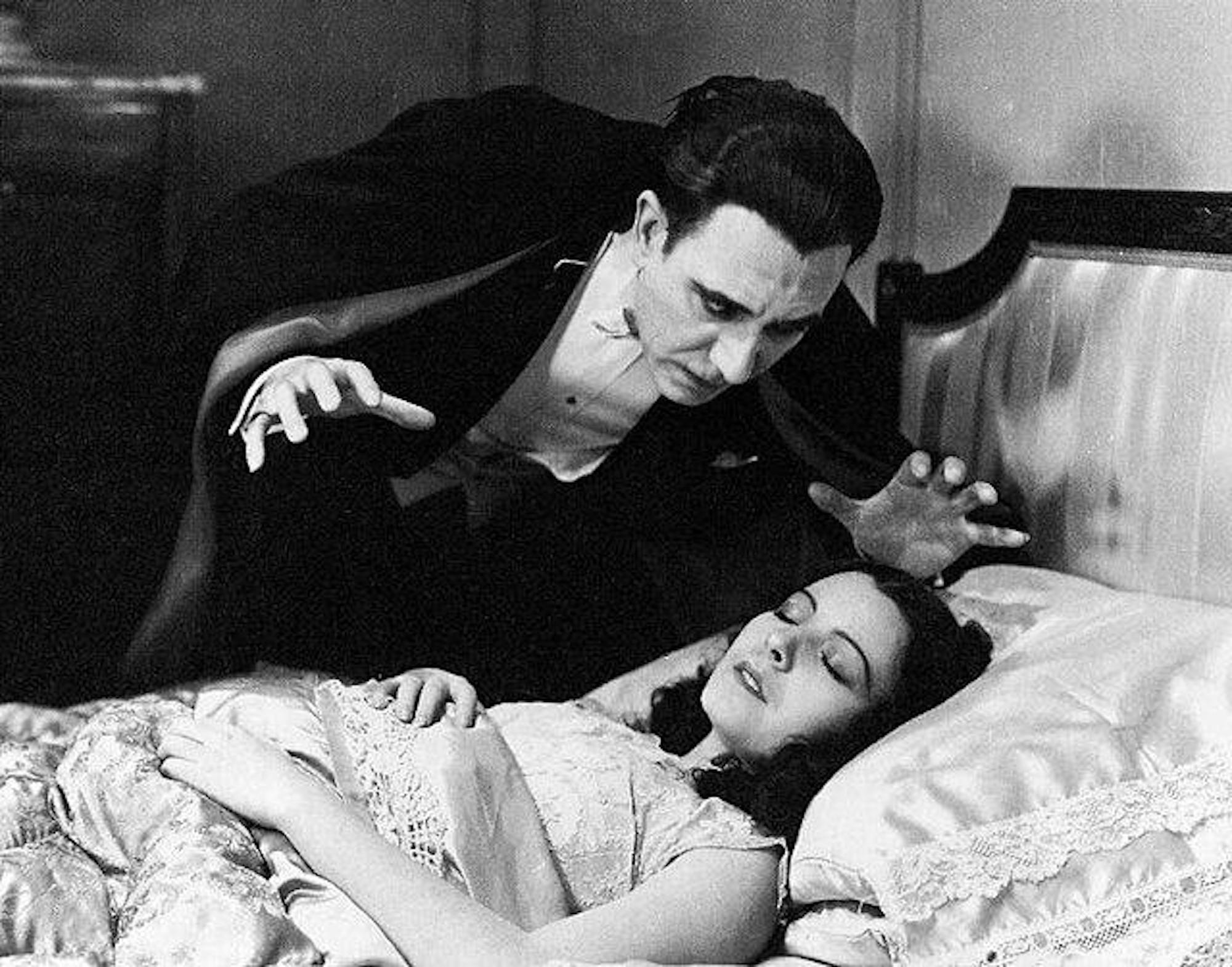 Lupita_Tovar_and_Carlos_Villarías_in_Dracula_(1931_spanish_film).jpg