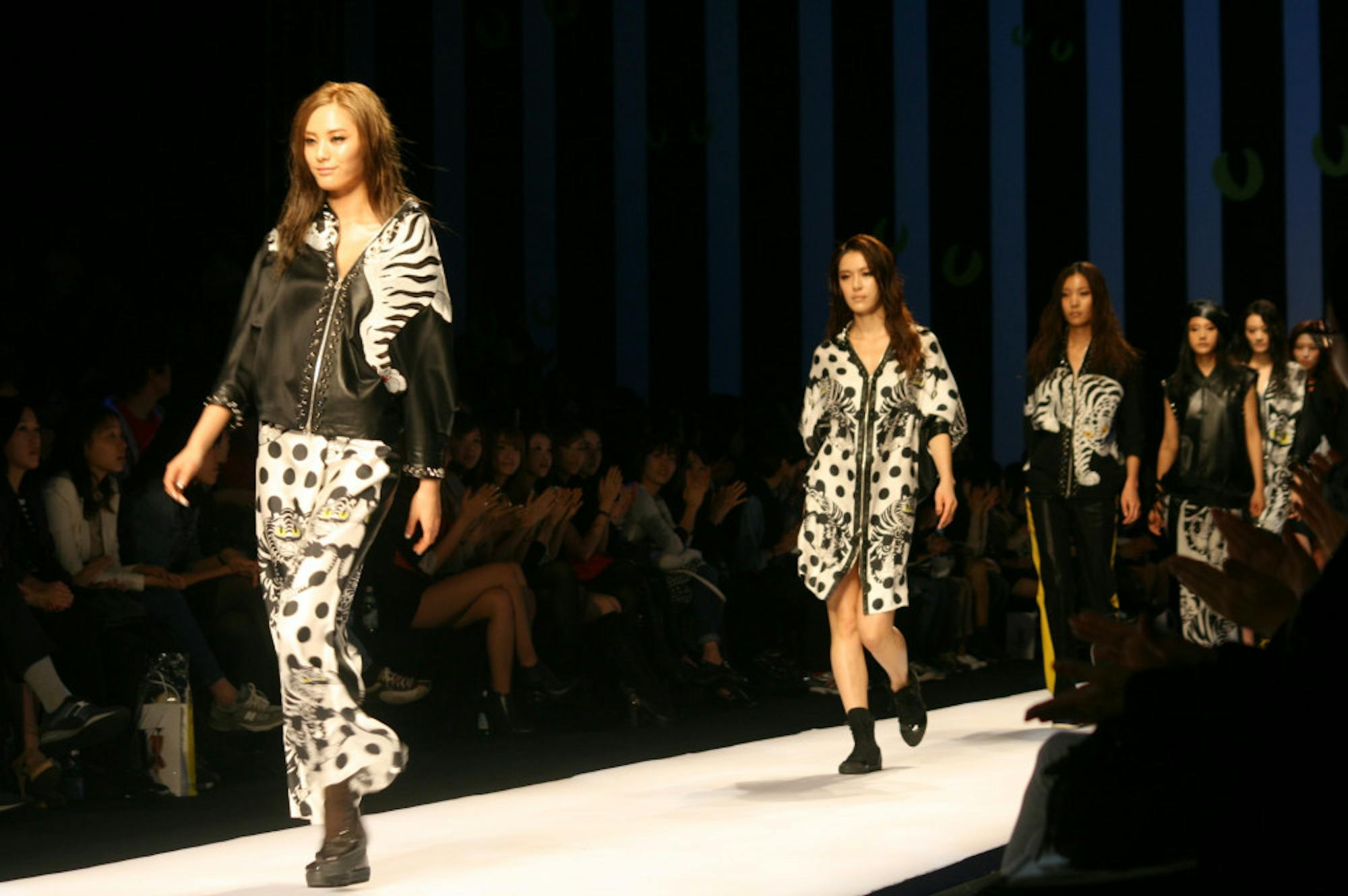 Nana_and_Kahi_in_2011_Seoul_Fashion_Week