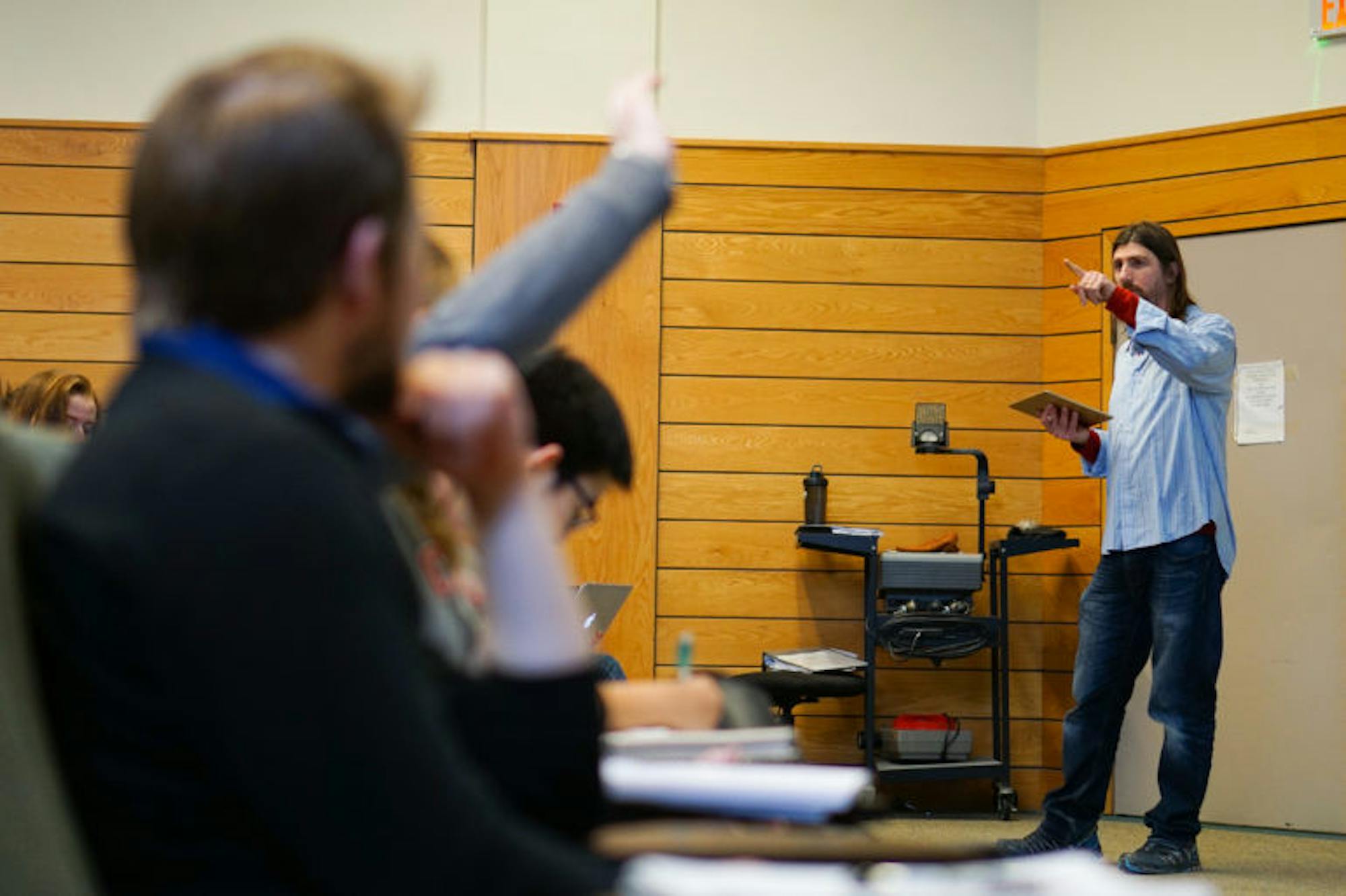 Prof. Doug McKee, economics, utilizes techniques from the Active Learning Initiative in his ECON 3120 lecture. (Michelle Yang / Sun Staff Photographer)