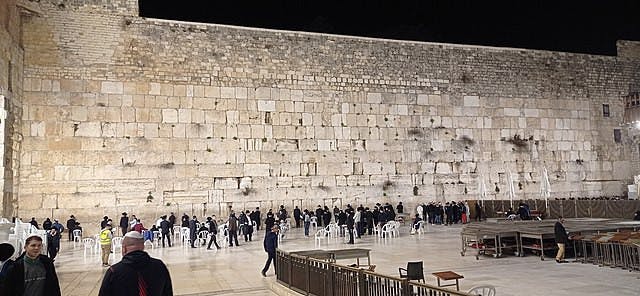 Western_Wall_at_night_2022