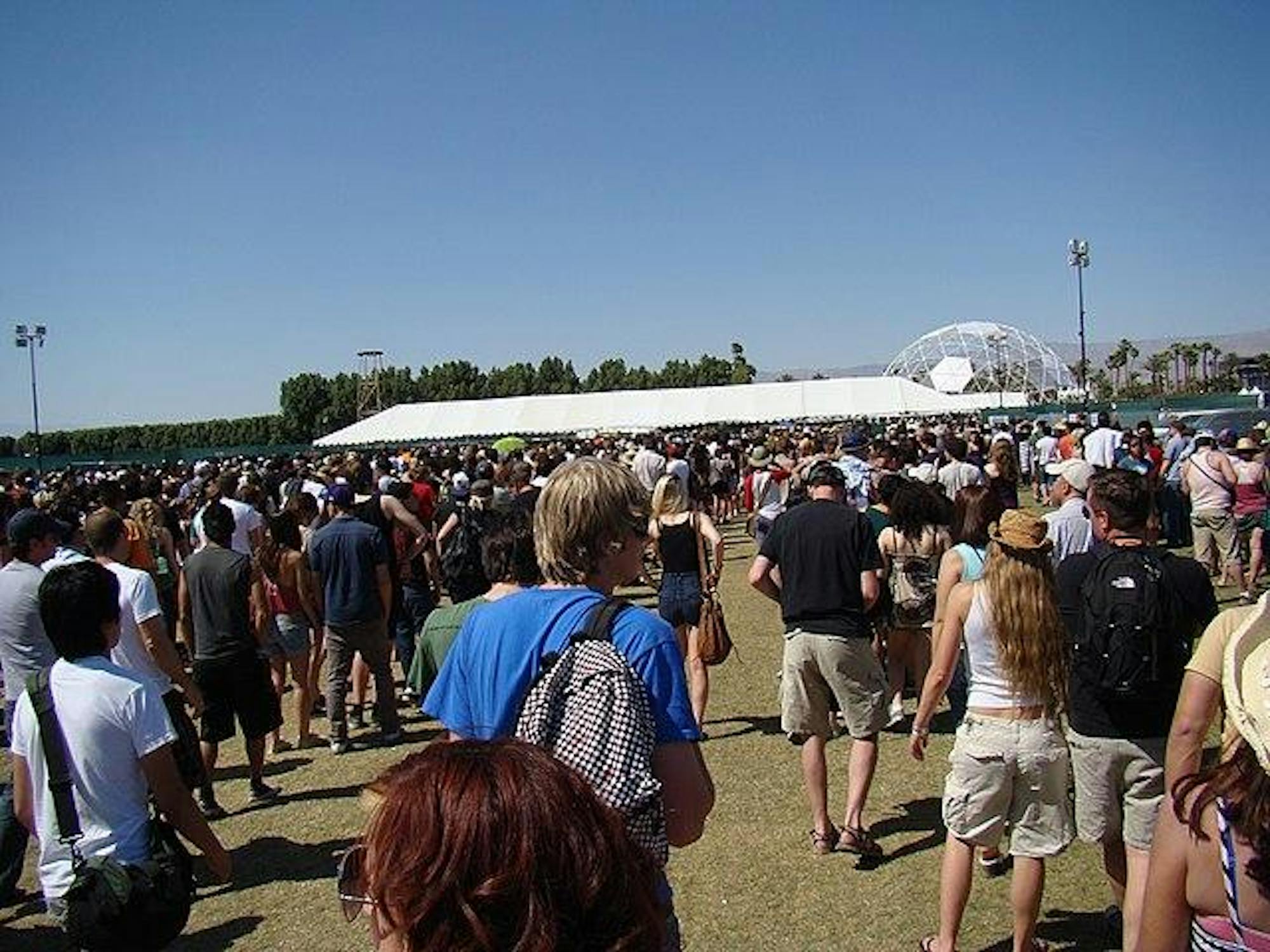 The_crowd_on_day_1,_Coachella_(2009).jpg