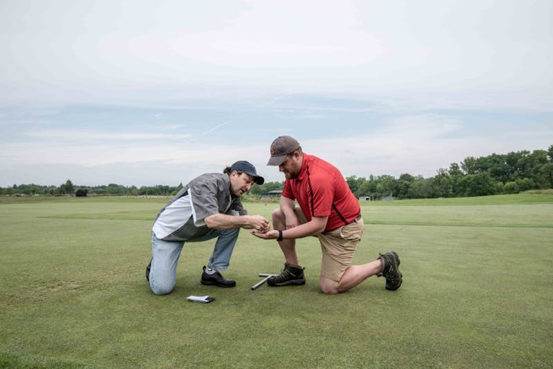 दृढ़तापूर्वक जिज्ञासु