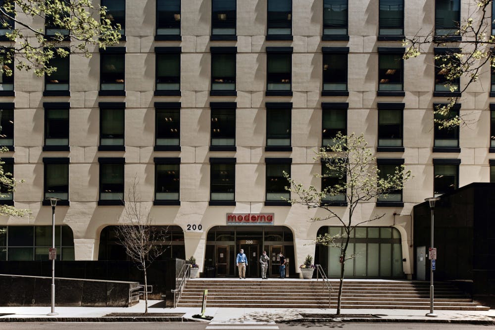 VIRUS-MODERNA-VACCINE-scaled