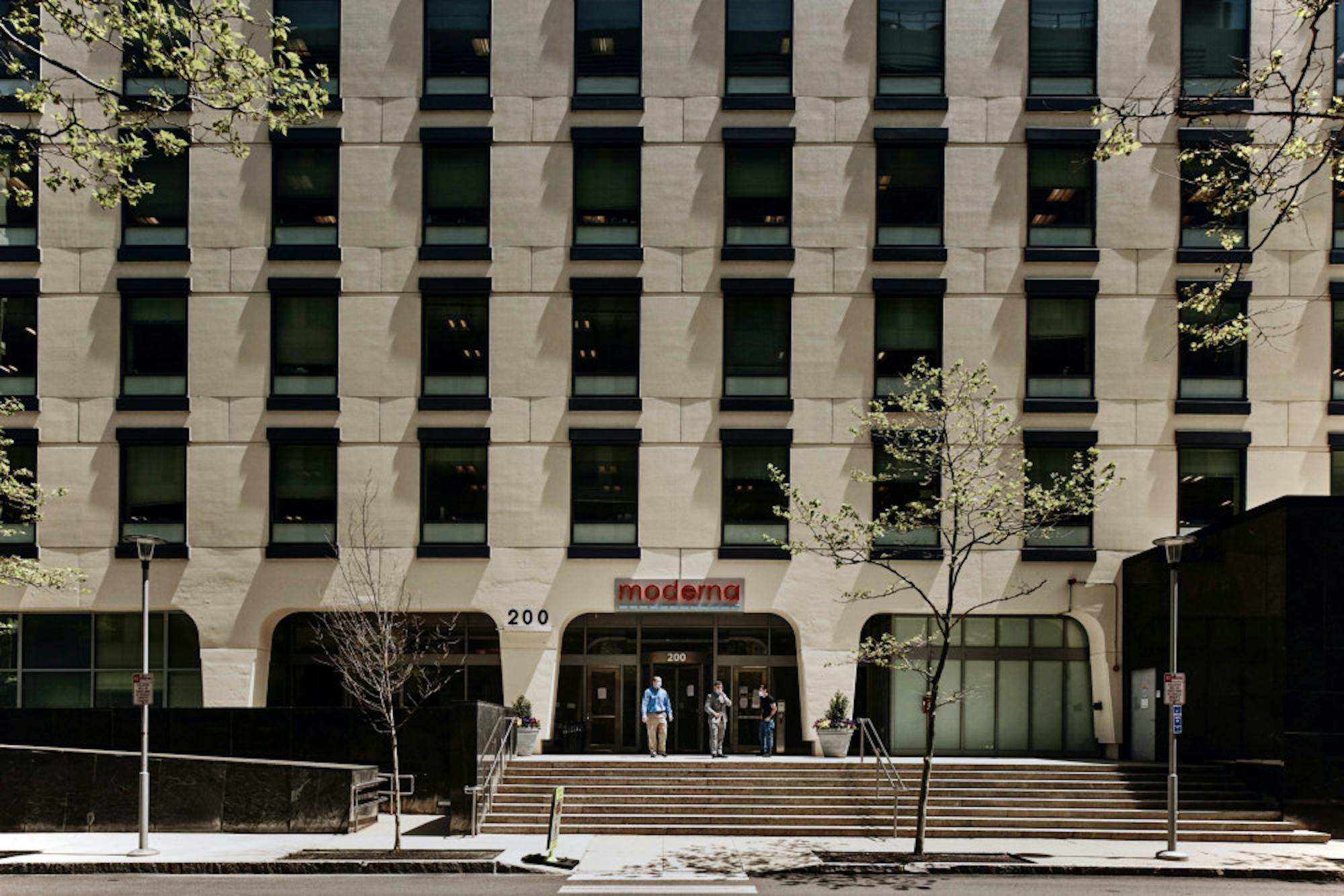 VIRUS-MODERNA-VACCINE-scaled