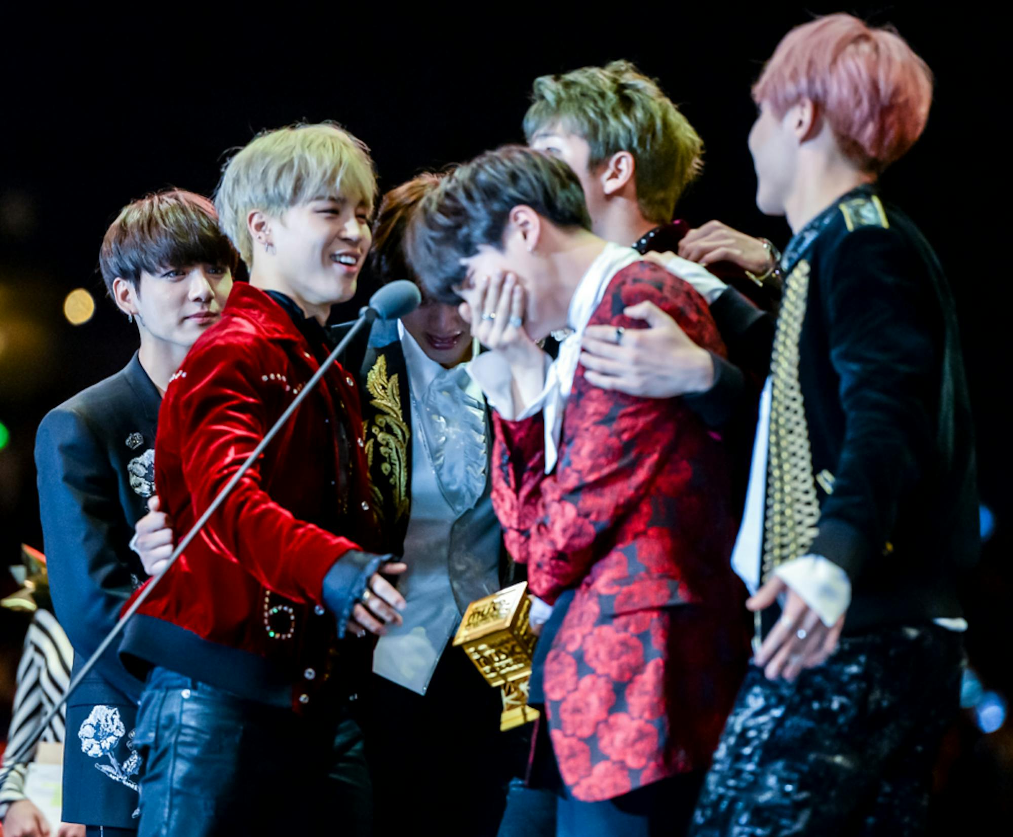 BTS_win_Artist_of_the_Year_at_Mnet_Asian_Music_Awards,_2_December_2016_03.png