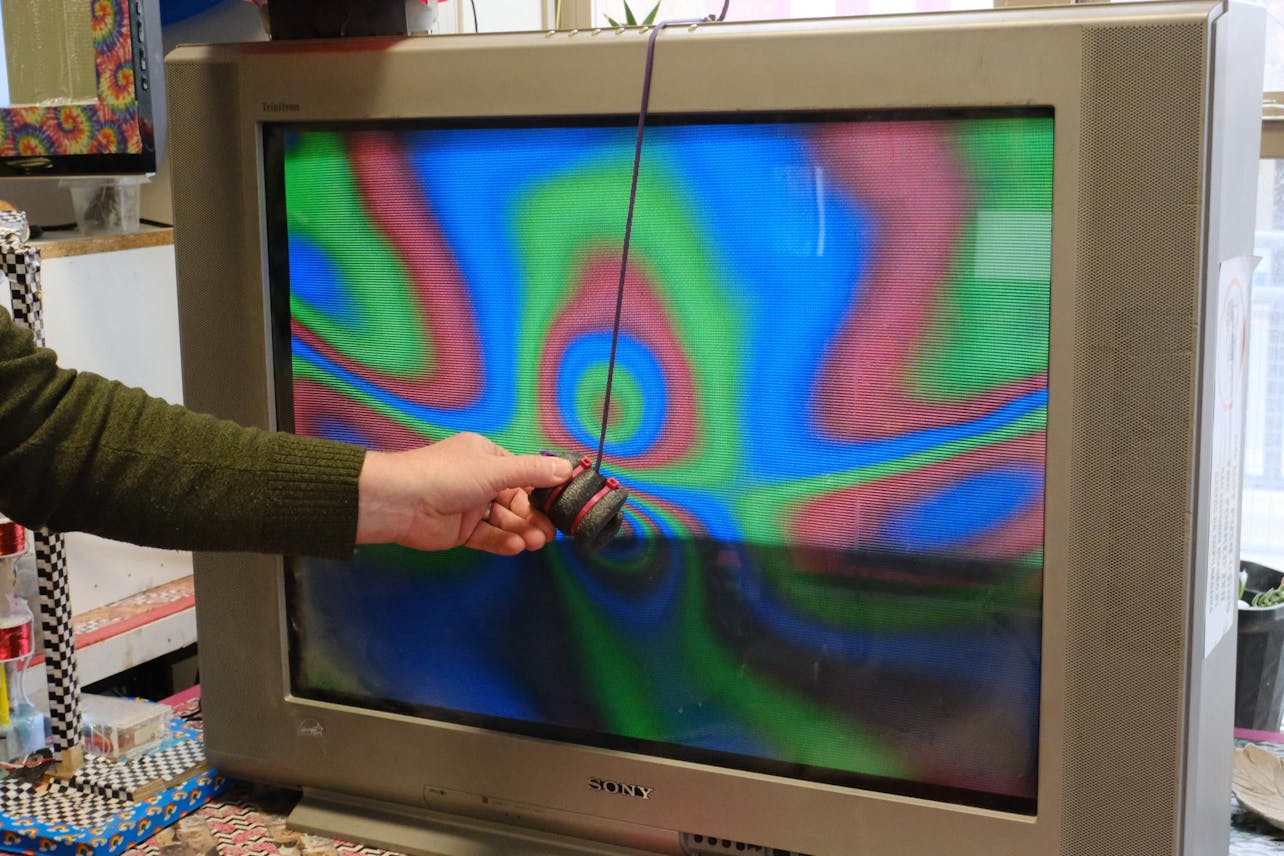 physics bus - color tv.JPG