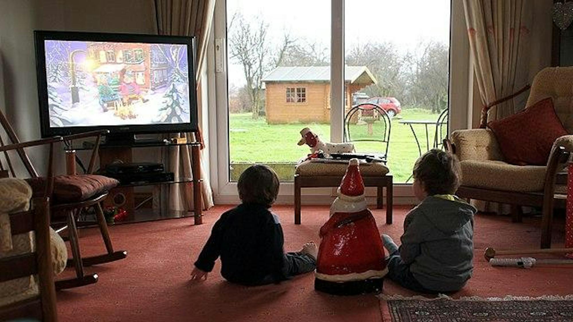 Children_watching_TV_(cropped).jpg