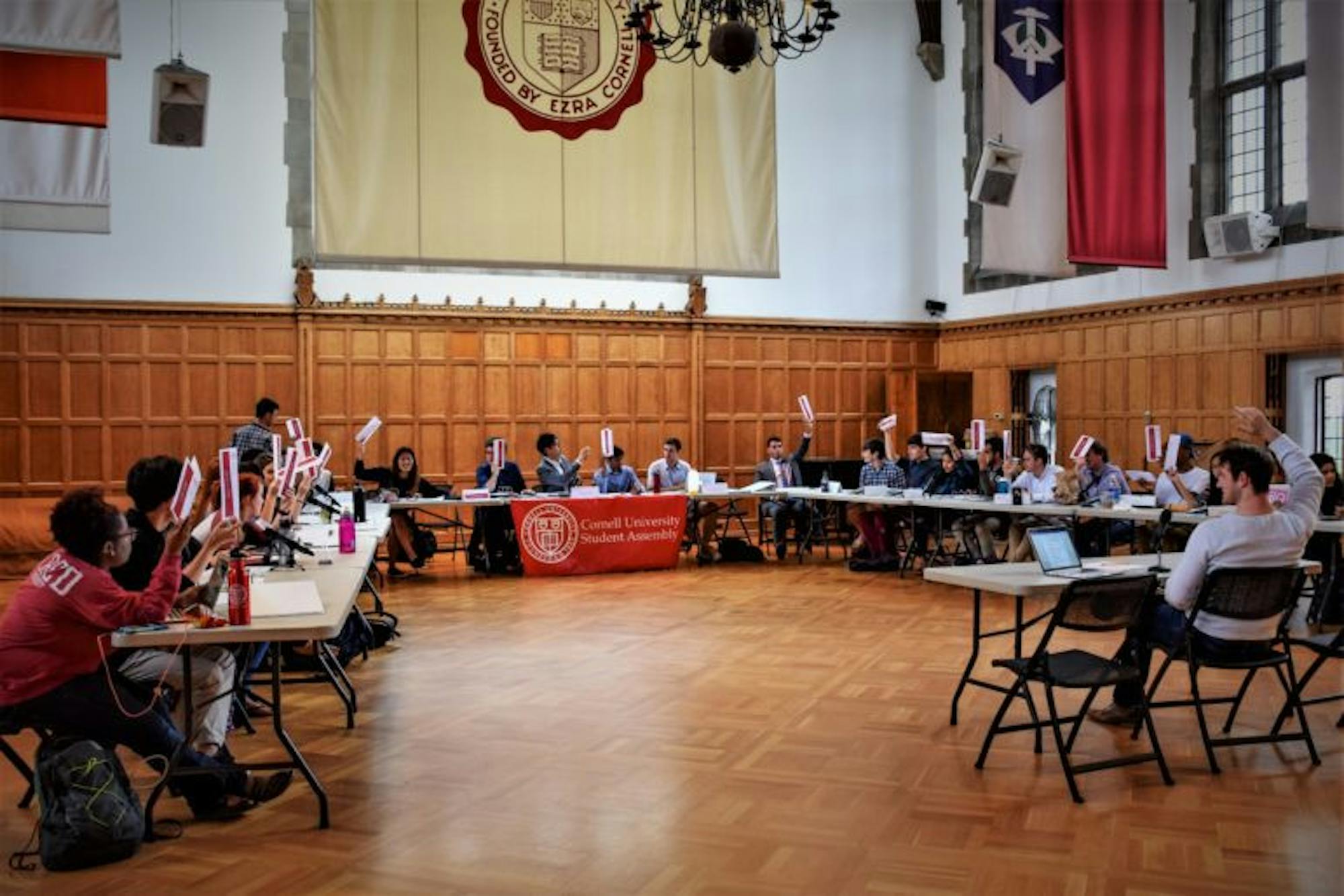 The SA takes a vote at the SA Meeting on September 28th, 2017. (Boris Tsang/Staff Photographer)