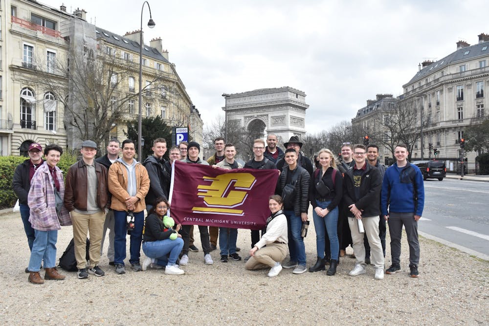 group-photo-near-arc-de-triomphe