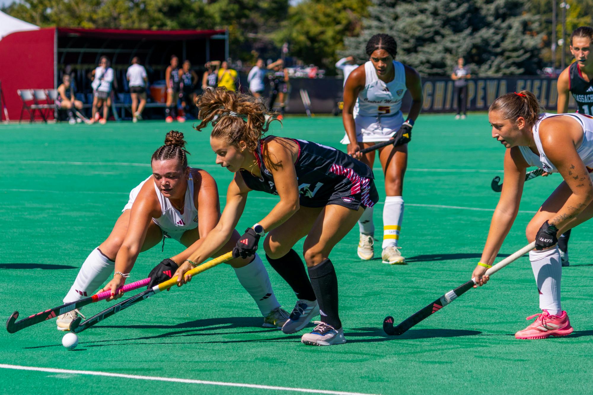 d_fieldhockeyvsUMASS_photo_092726-01.jpg