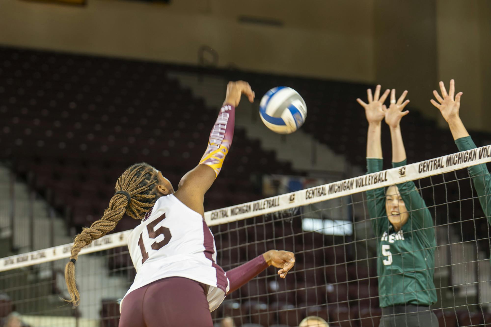 d_photo_volleyballvseastern-_9-22-26_3.jpg