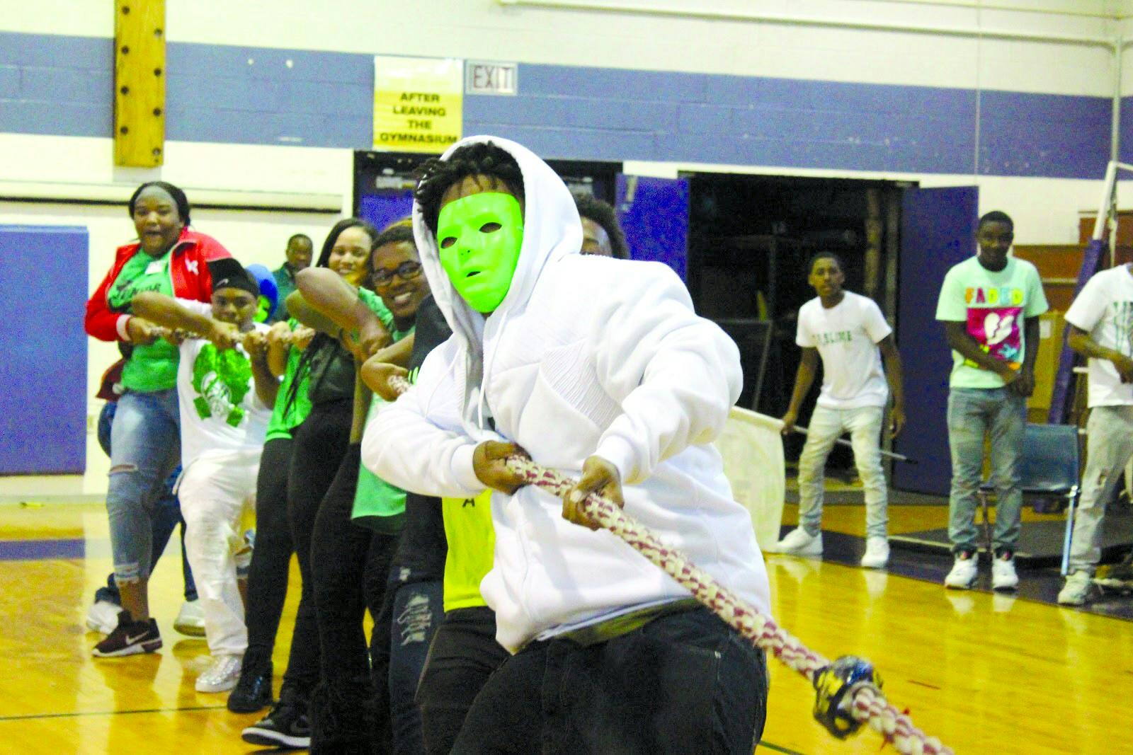 Juniors tug for their victory against seniors. Photo by Laurice Harris.