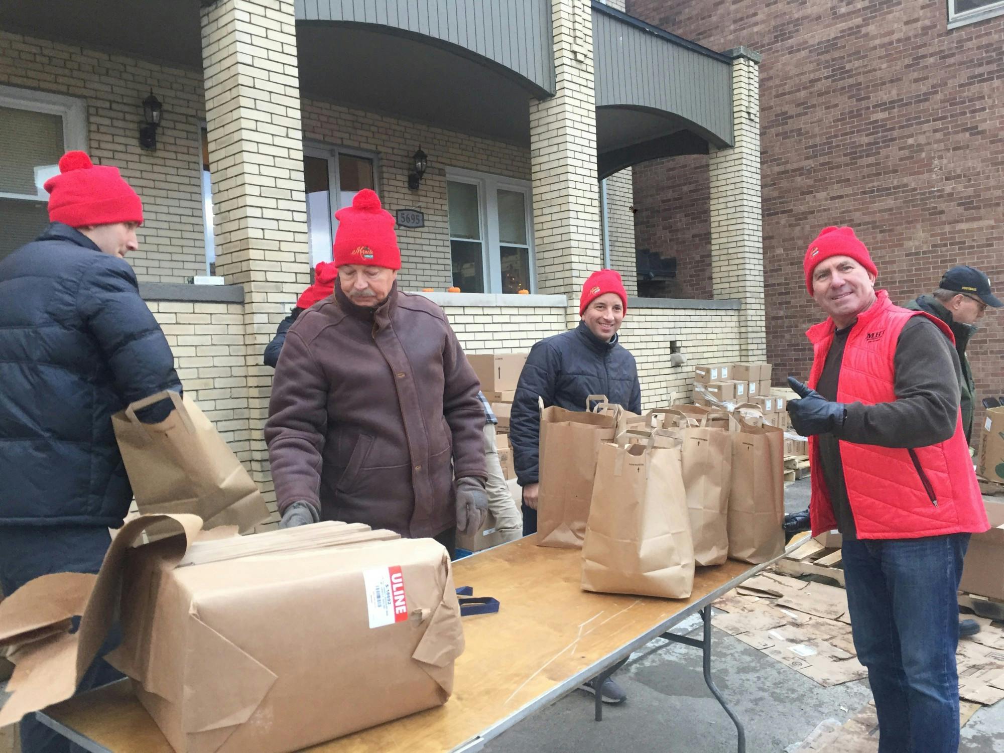 Volunteers package food, cleaning, and health items. Photo by Lizbeth Morales.