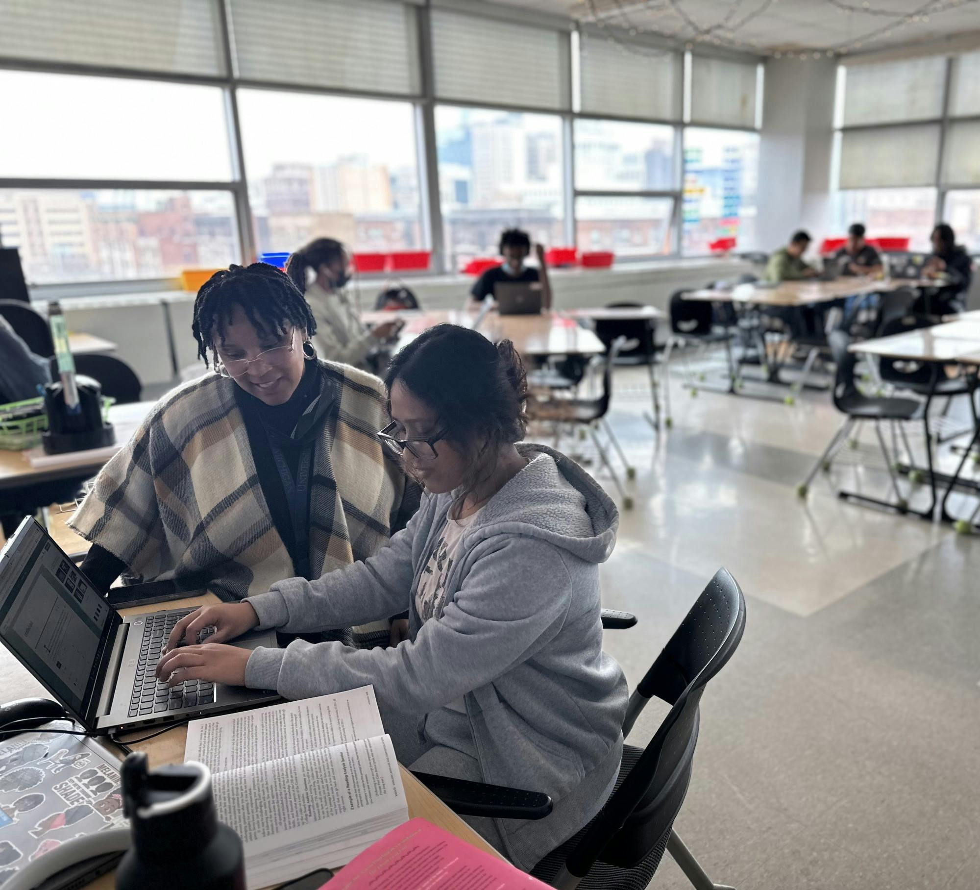 Shar Willis Gregory helps Asfi Tias with her literature review. Photo by Wajiha Begum.